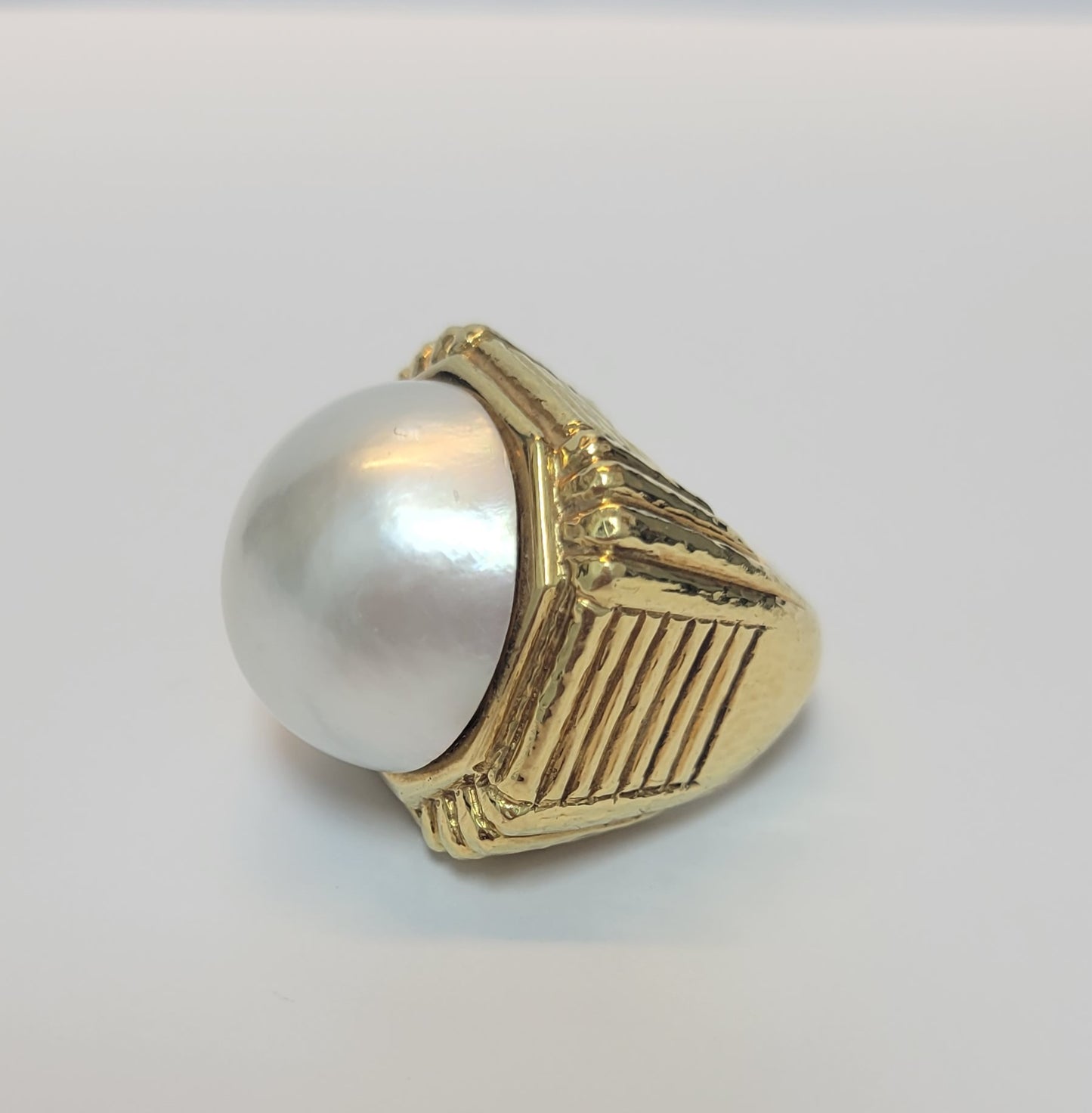 174-2 | 18k Vintage Hammered Gold Mavé Pearl Ring
