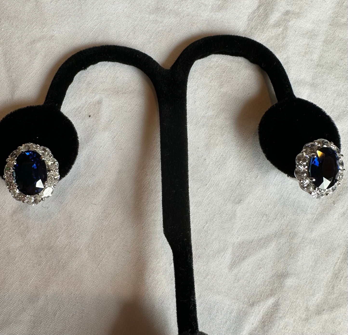 313-19 | 18kw 20 Diamonds @2.84ct and 2 Sapphires @7.92ct Earrings