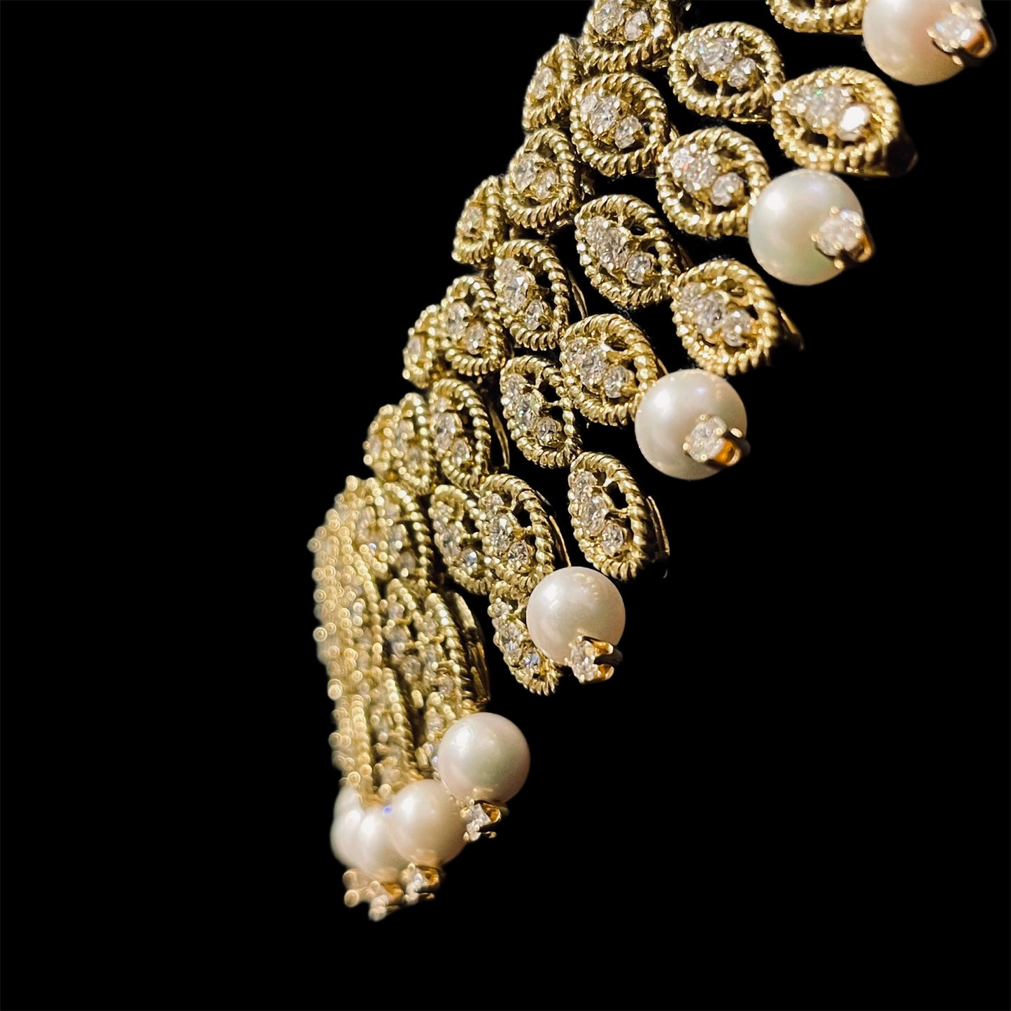 102-53 | 18kYG Hammerman Brothers Diamond and Pearl Collar Diamonds 30.45 cts 29 Akoya Pearls