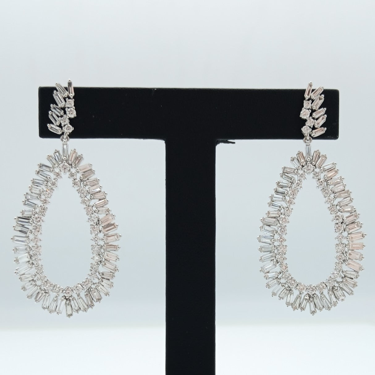 445-19 | 18kw Baguette & Round Diamond 7.85ct Drop Earrings