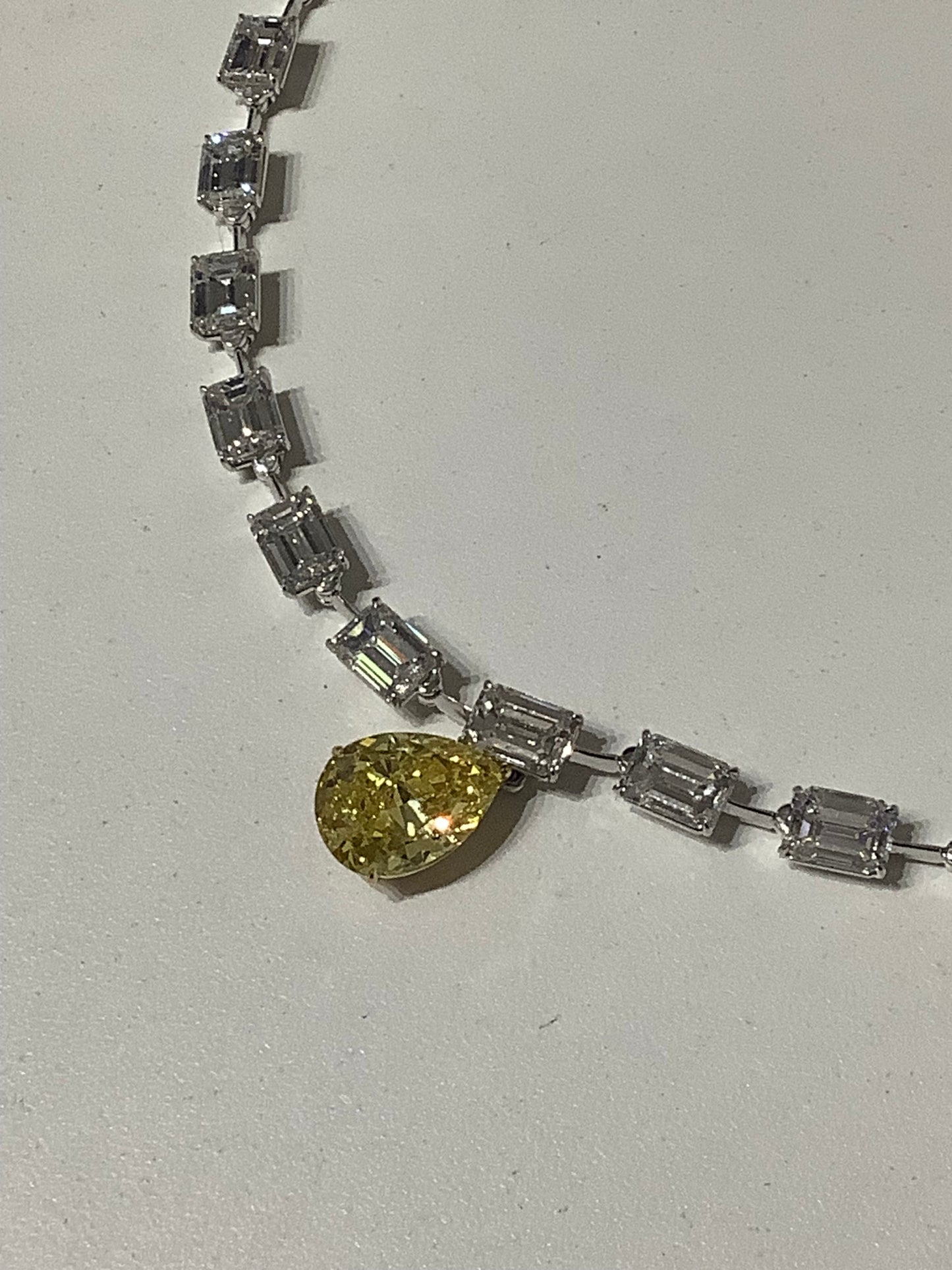 435-21 RIXEXE | 18K Y GOLD PENDANT FERATURERING A 4/72C FANCY VIVID YELLOW PEAR SHAPE DIAMOND VVS2