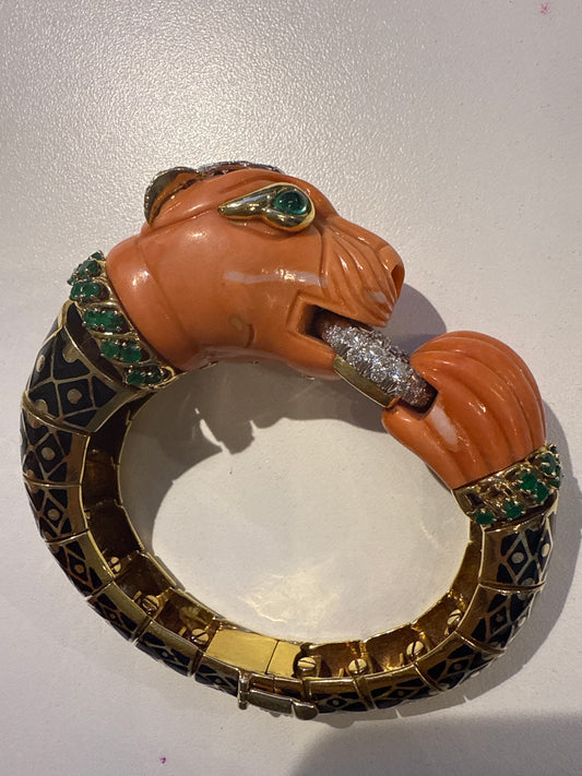 46-21 ABEXE | Vintage 1960s David Webb lion bracelet finally crafted with black enamel over 18 karat yellow gold with carb coral cabbage and emeralds round cut emeralds and round brilliant cut Diamonds signed by David Webb circa 1962 size 6 inches