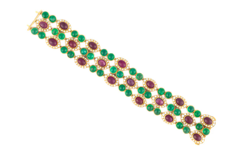 483-40 FXIEXE | 18 K Bulgari, ruby emerald and diamond bracelet