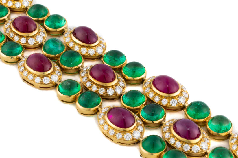 483-40 FXIEXE | 18 K Bulgari, ruby emerald and diamond bracelet