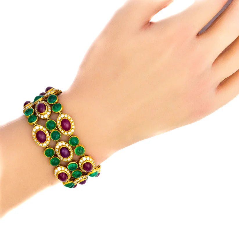 483-40 FXIEXE | 18 K Bulgari, ruby emerald and diamond bracelet