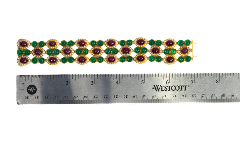 483-40 FXIEXE | 18 K Bulgari, ruby emerald and diamond bracelet
